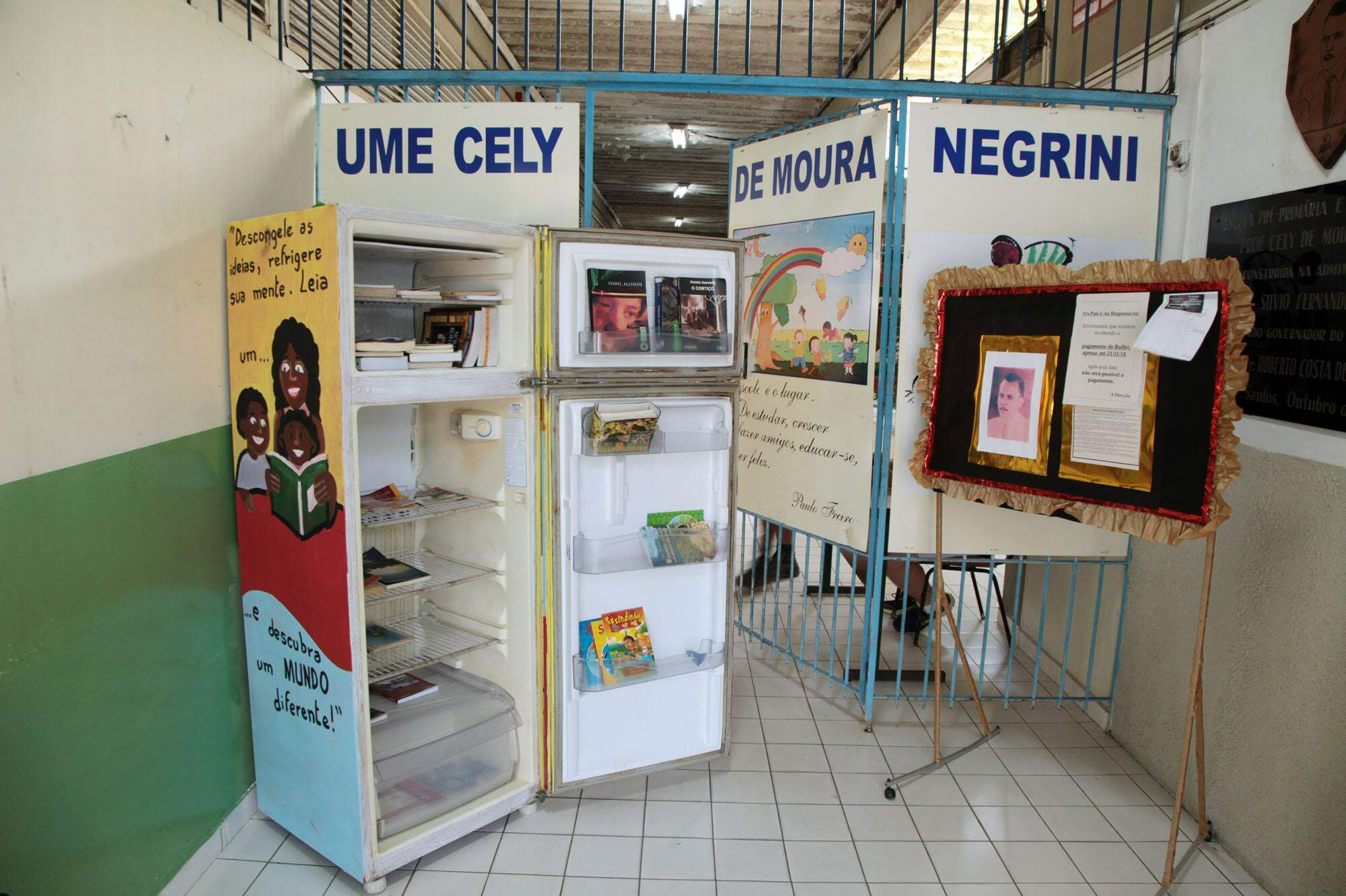 Geladeira antiga tornou-se biblioteca em escola municipal de Santos 
