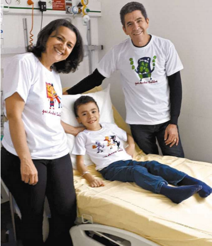 Andrea e Valdemir com o filho, André, que é tratado em Paris 