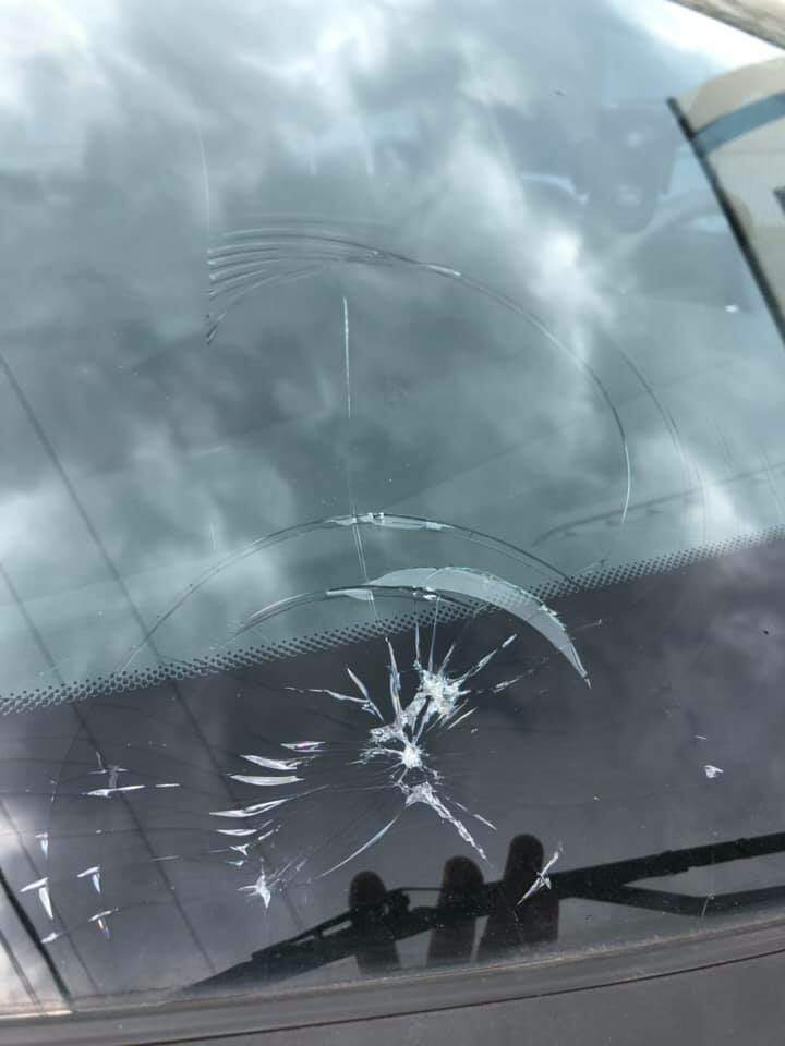 Vidro do carro de Gustavo ficou rachado após pedrada 