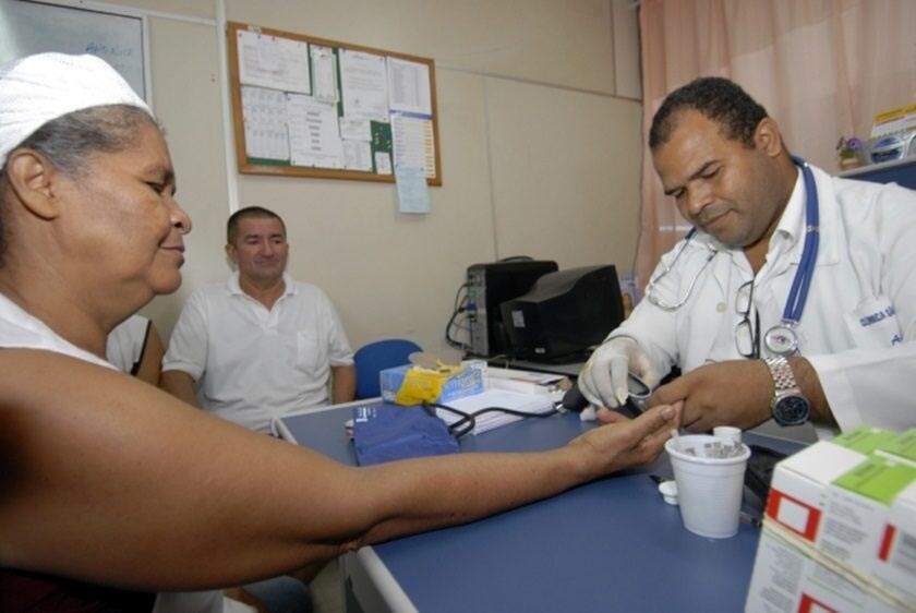 Médicos cubanos começaram a deixar cidades na última quarta-feira (14)