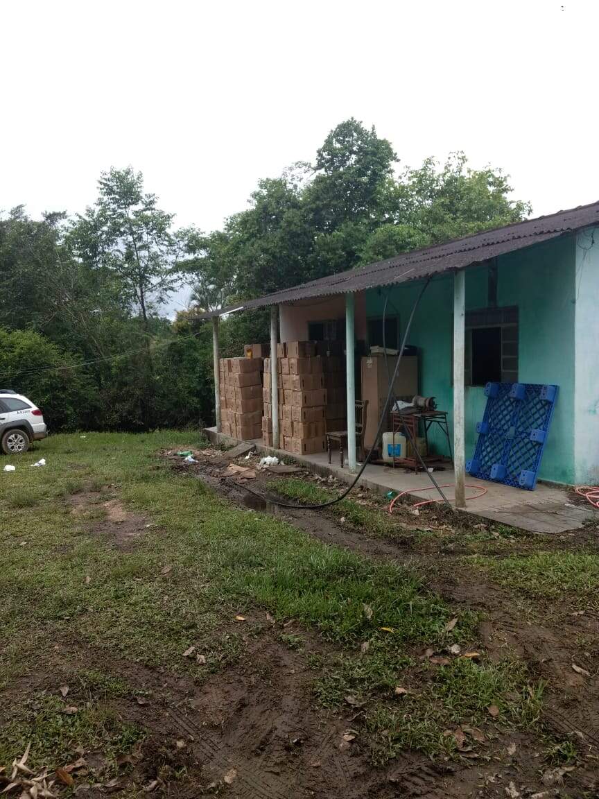 Caixas com vidros de palmito foram apreendidas em residência, no bairro Serrinha 
