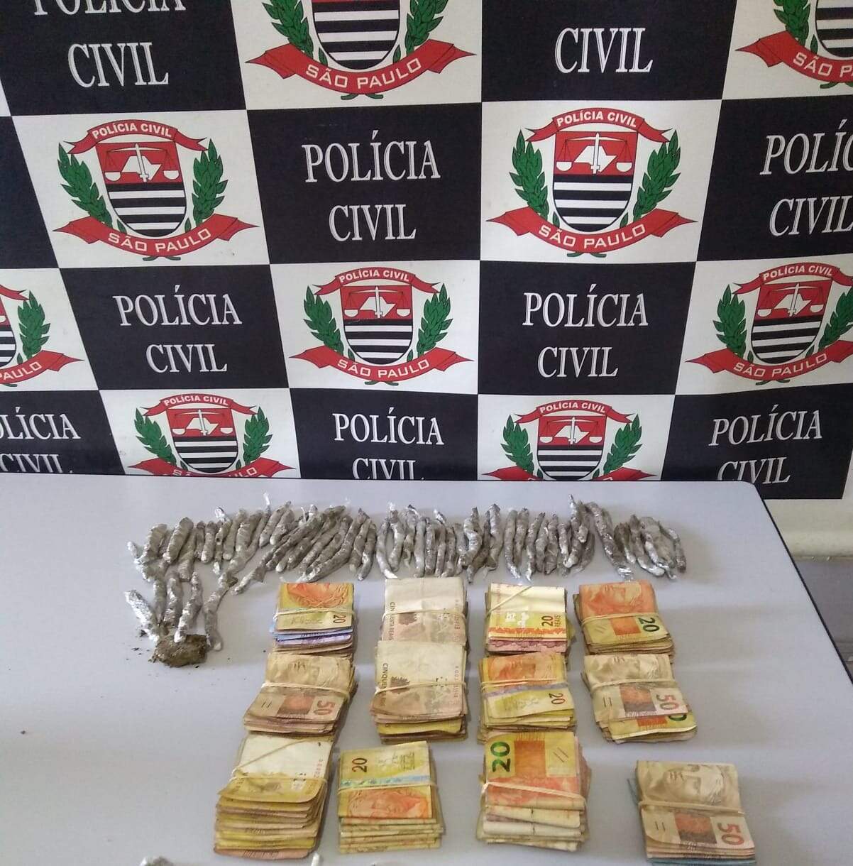 Policiais encontraram porções de droga e R$ 11.780,00, em notas de pequeno valor