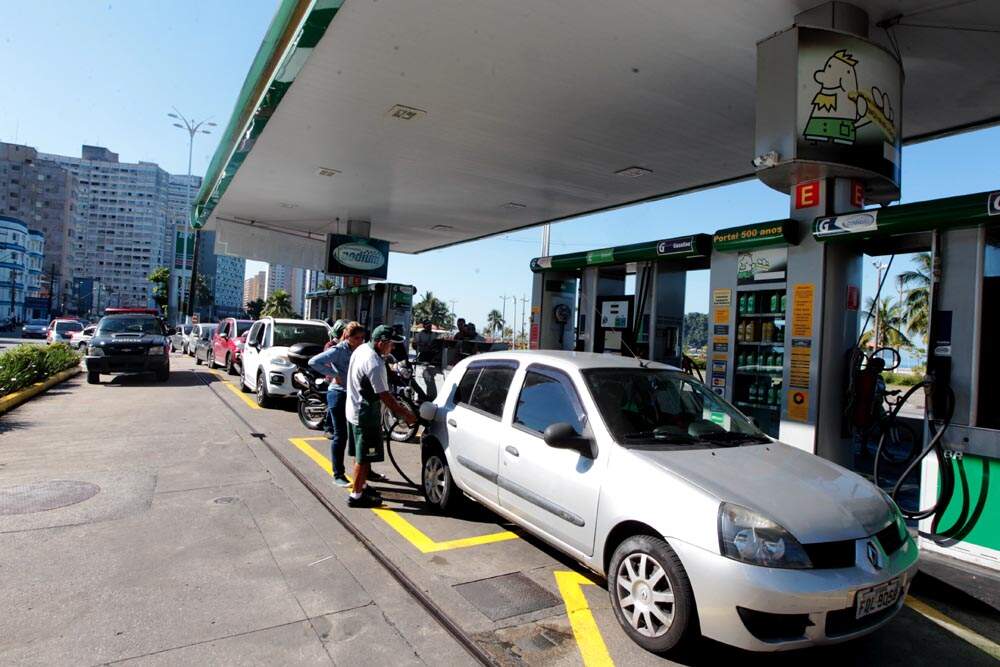 Em São Paulo, valor da gasolina caiu de R$ 4,012 para R$ 4,004, em média