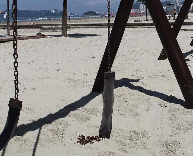 Balancê do parquinho na praia do Canal 4, em Santos, está quebrado 