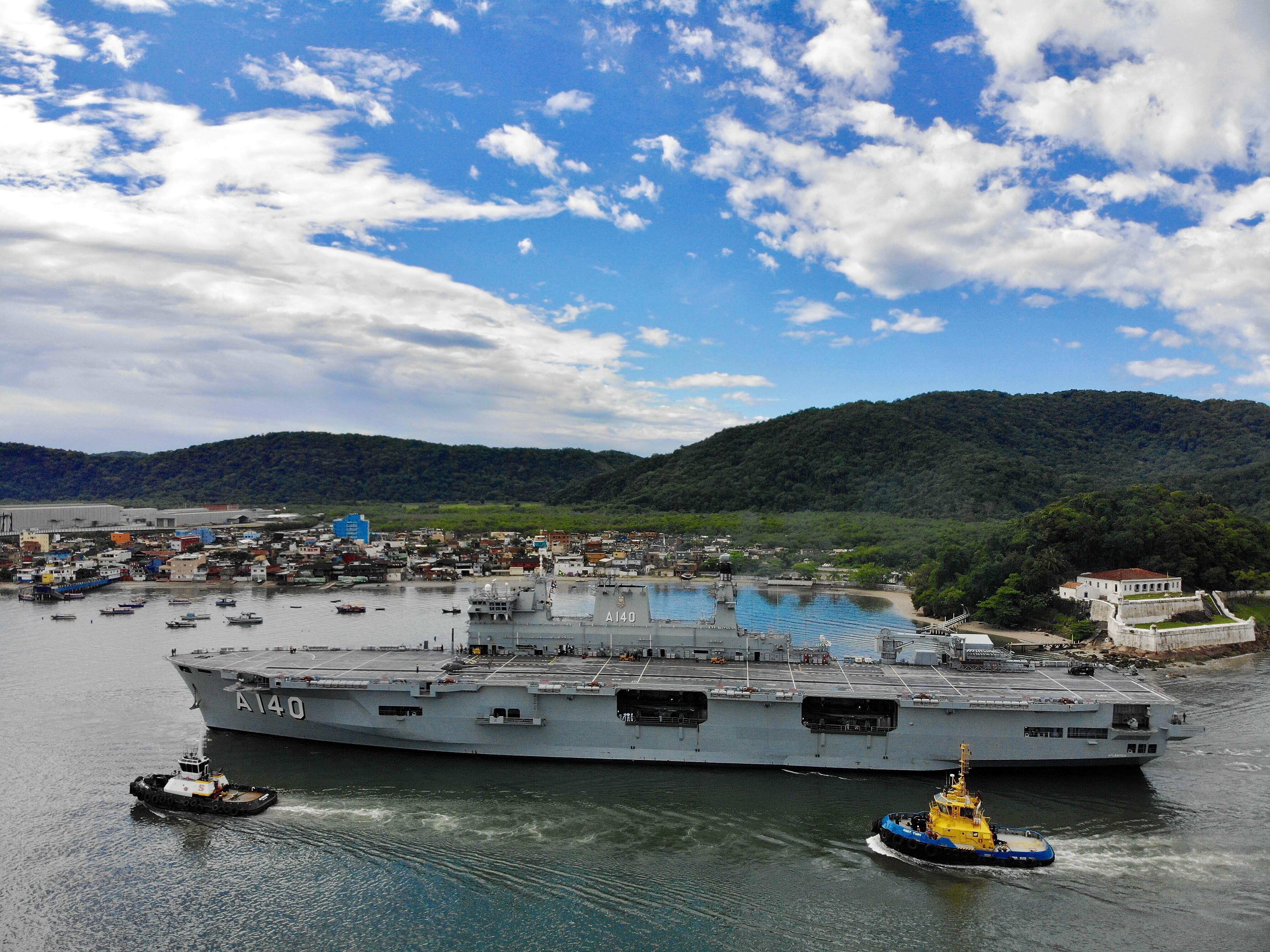 Atual nau-capitânia da Marinha do Brasil, o Atlântico chegou a Santos neste sábado