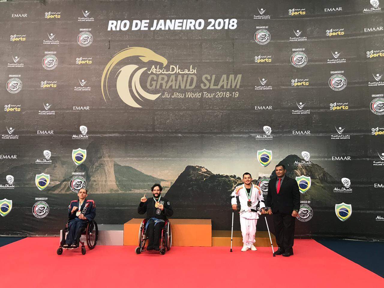 Vinicius (centro) com a medalha de campeão da edição do Grand Slam do Rio de Janeiro