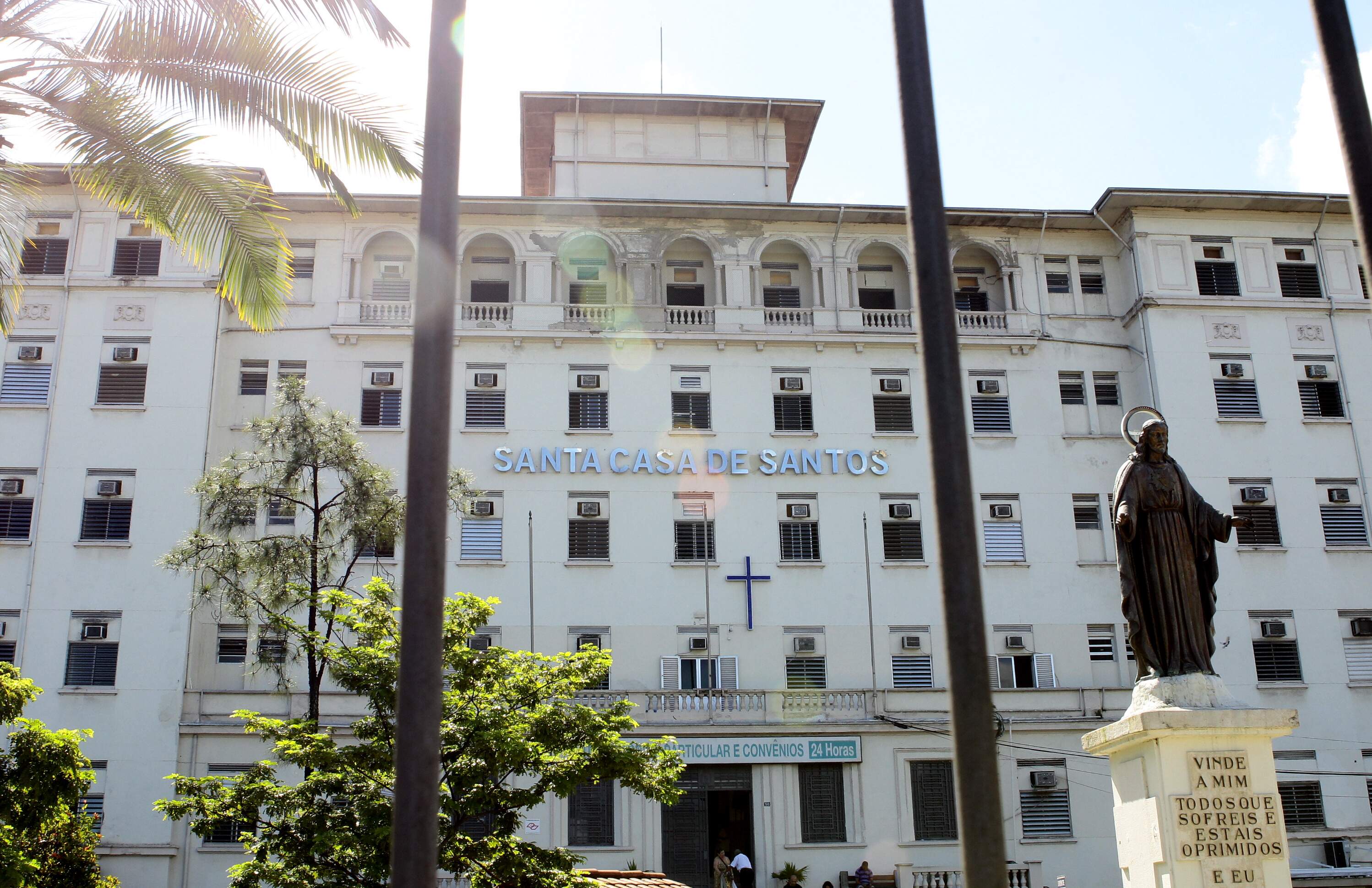 Após troca de tiros com policiais no último domingo (9), menor foi internado na Santa Casa de Santos