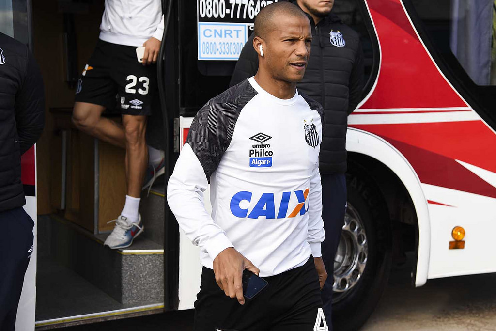 Carlos Sánchez foi o pivô de polêmica envolvendo eliminação do Santos na Libertadores