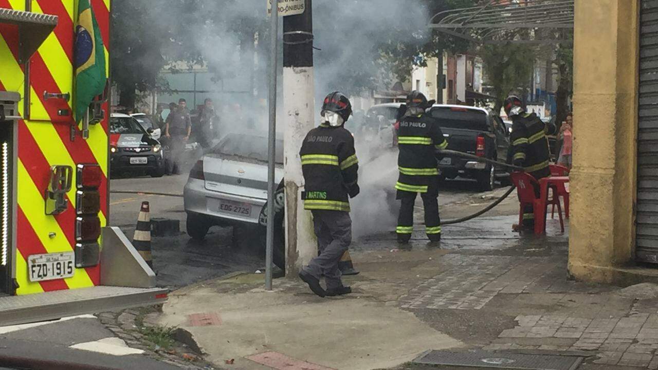 Carro também foi atingido pelas chamas em Santos, nesta quarta(28) 