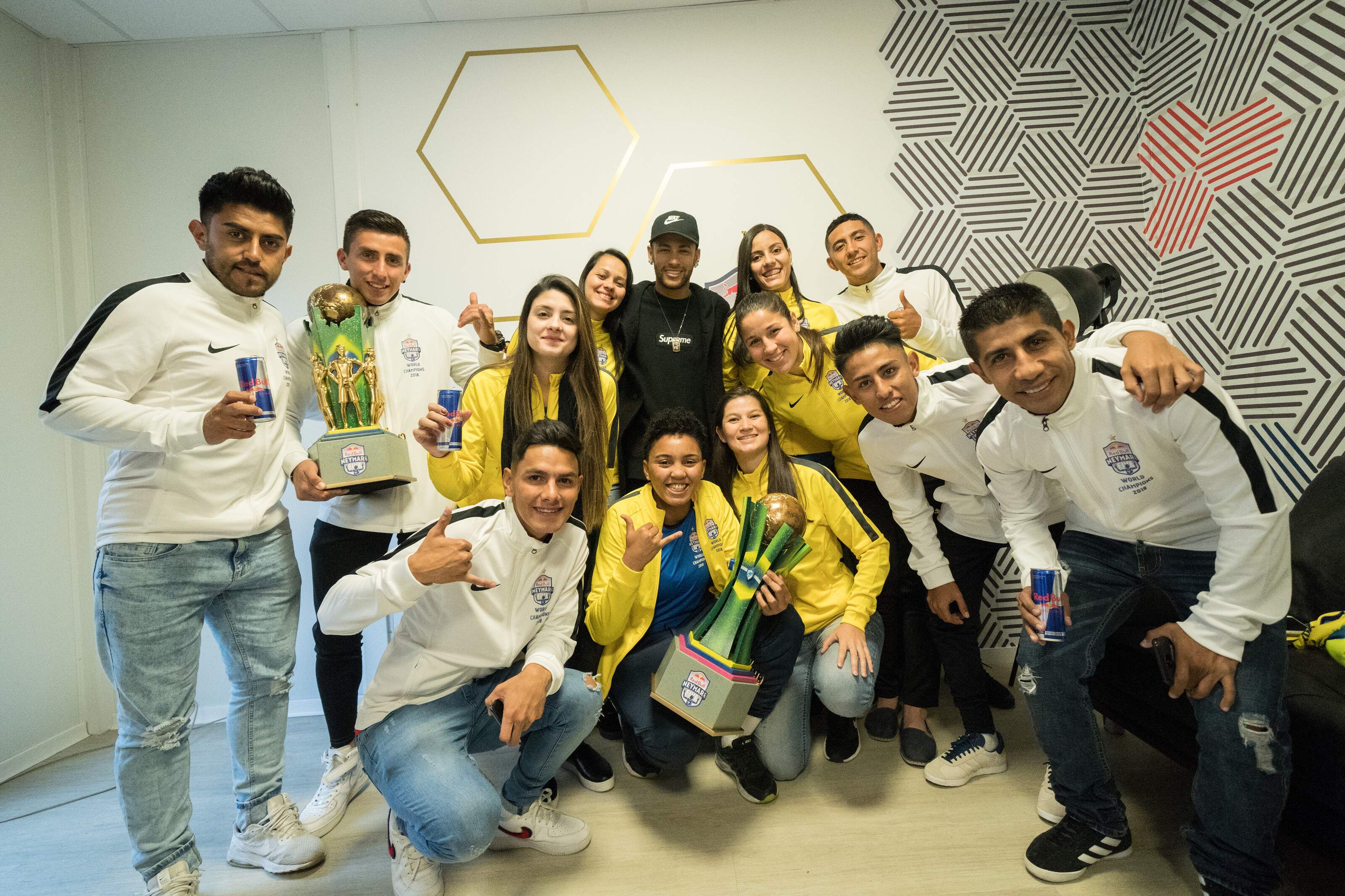 Equipe mexicana, campeã masculina, também visitiou Neymar 