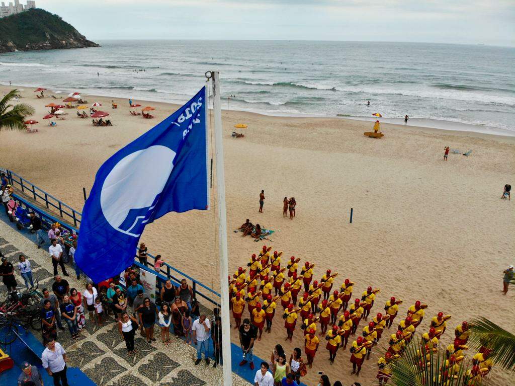 Hasteamento da Bandeira Azul na Praia do Tombo aconteceu nesta quinta-feira (29)