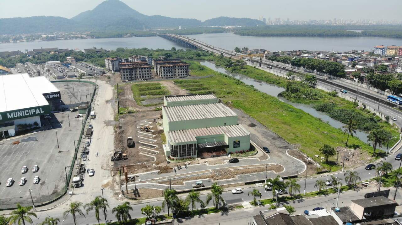 Nova rodoviária fica ao lado do novo complexo de São Vicente, que abrigará o terminal municipal 