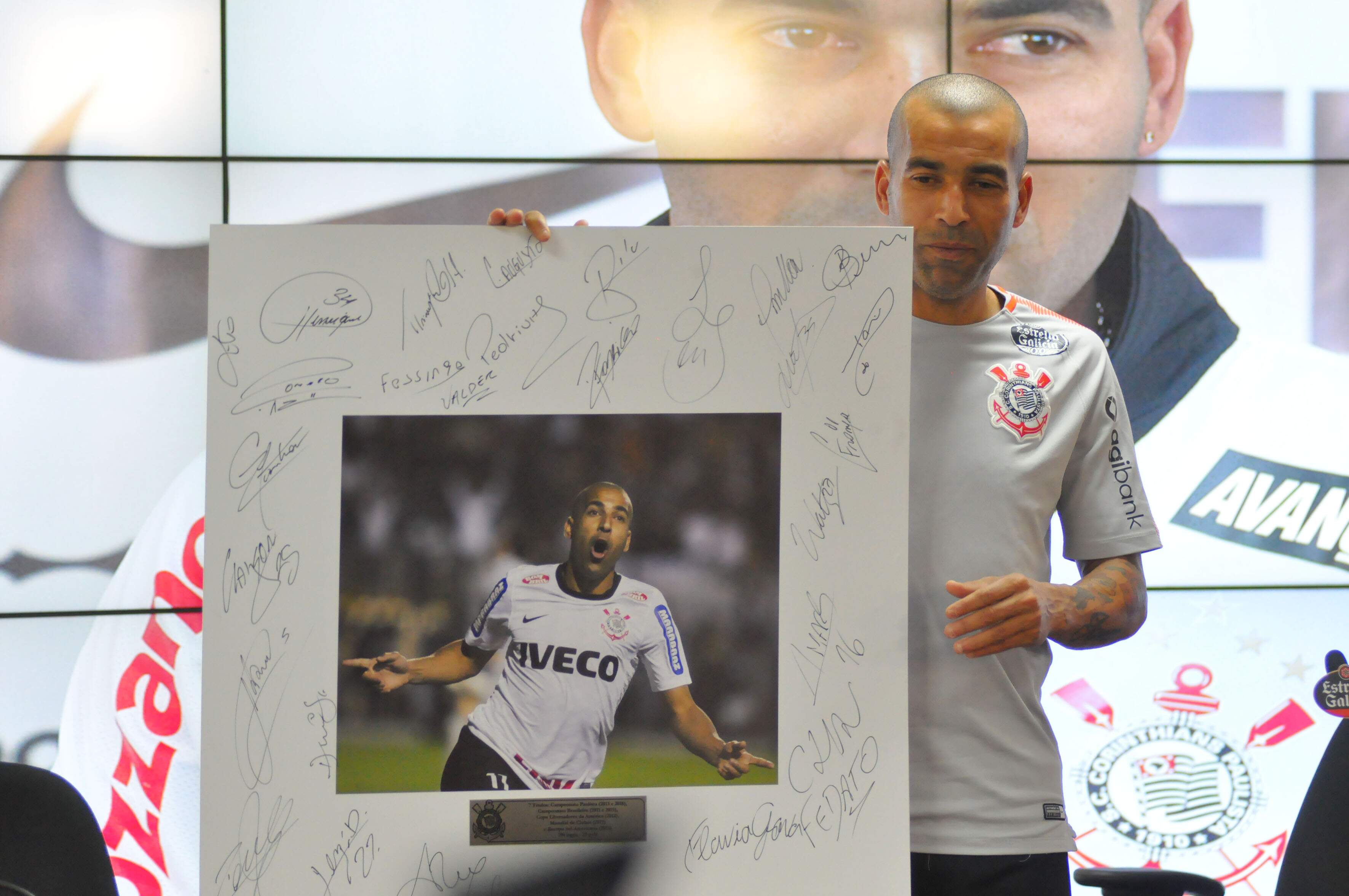 Assim como Danilo, Sheik recebeu placa com foto do ano em que o Corinthians foi campeão Mundial