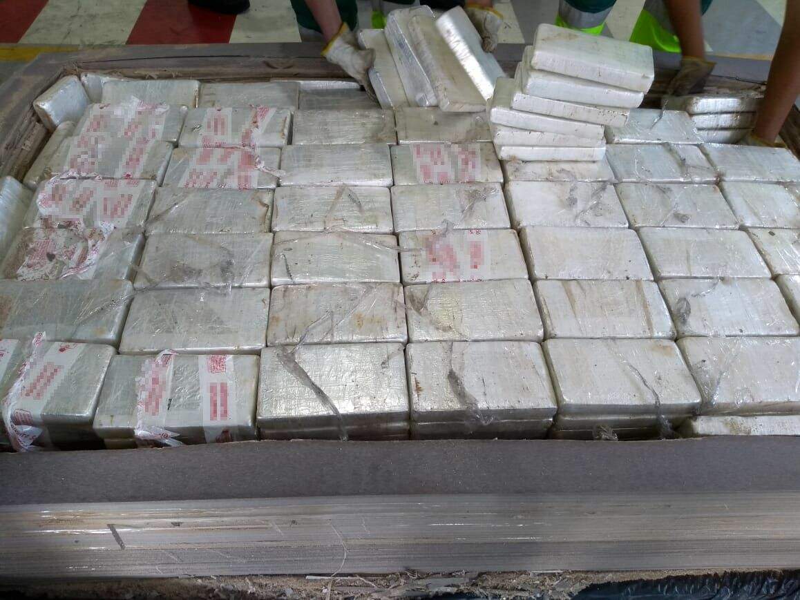 Cocaína estava acondicionada em tabletes e escondida entre fardos de laminados de madeira