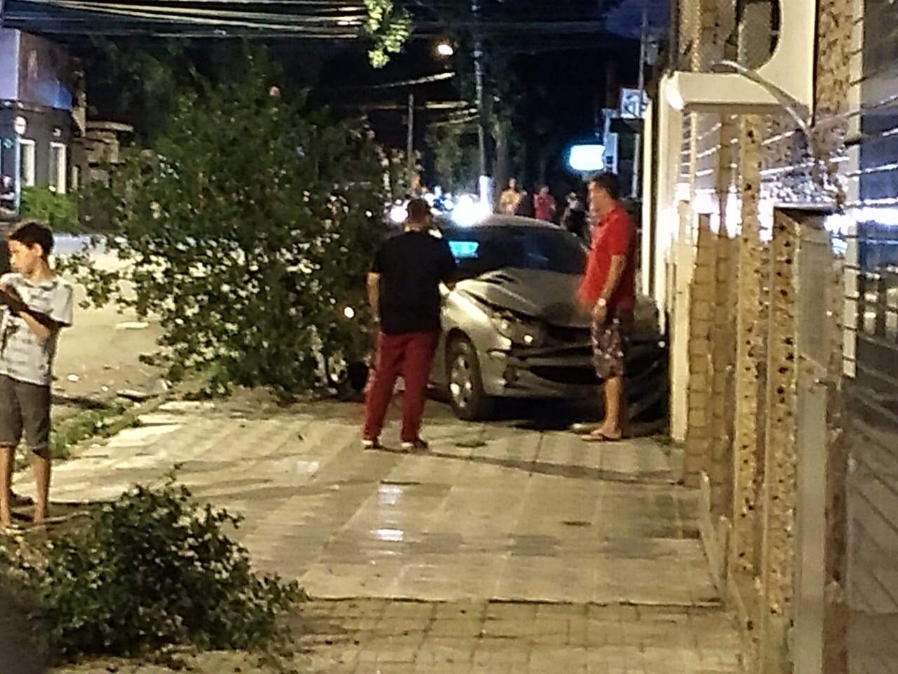 Veículo que estava na rua foi arrastado e bateu em muro de residência, em Santos 