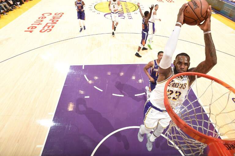 LeBron marcou 22 pontos em mais uma vitória do Los Angeles Lakers