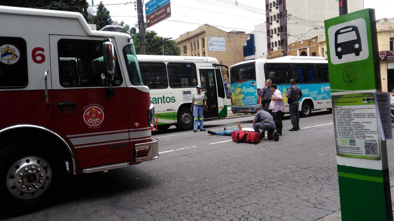 Homem tentou atravessar fora da faixa e foi atropelado por moto em Santos