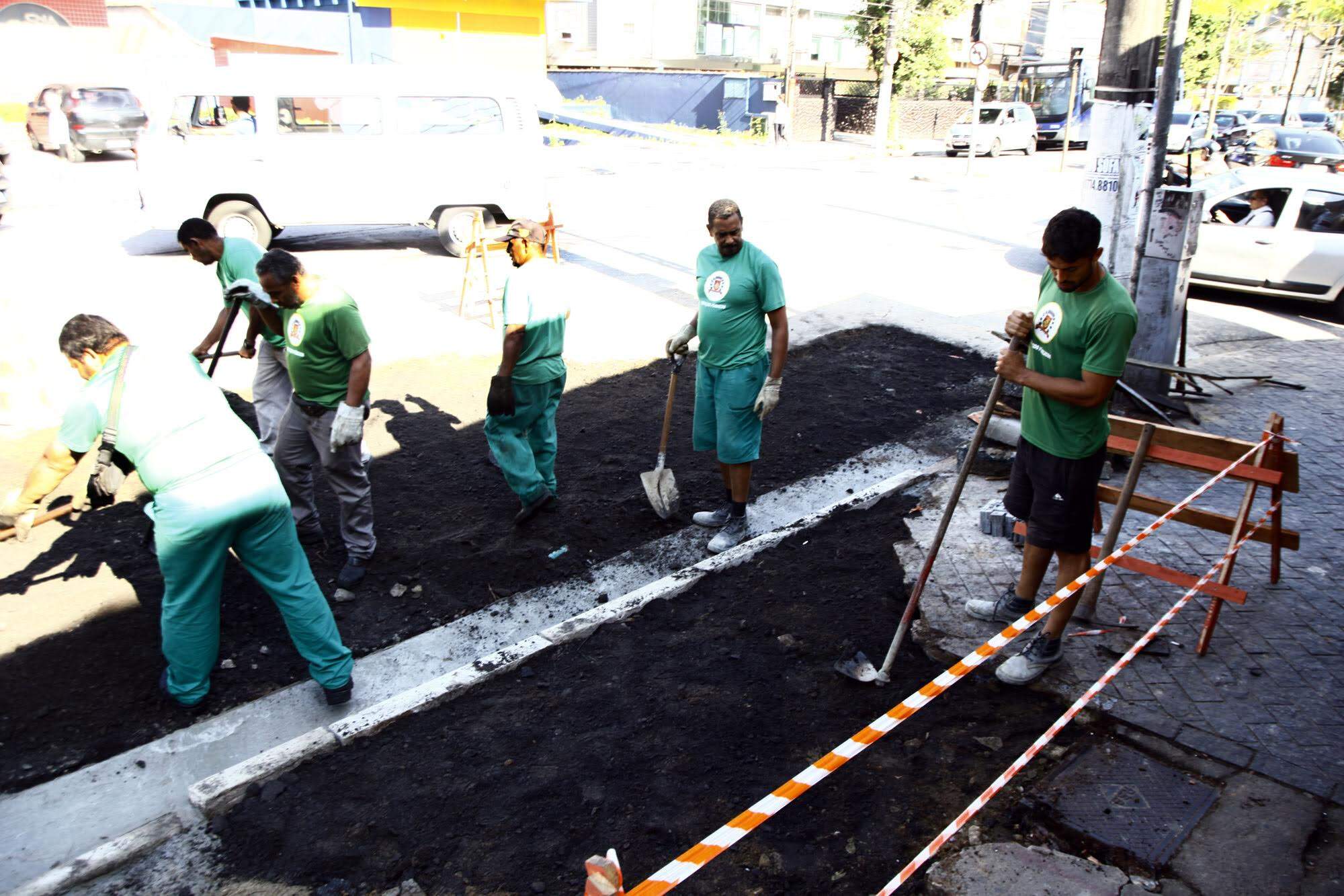 Equipes da Prodesan realizaram a aplicação de massa asfáltica em cratera que se abriu em Santos