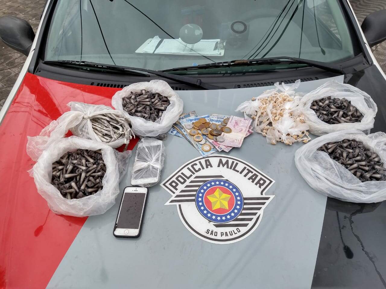 Polícia apreendeu porções de cocaína, crack e maconha, além de aparelhos celulares e dinheiro