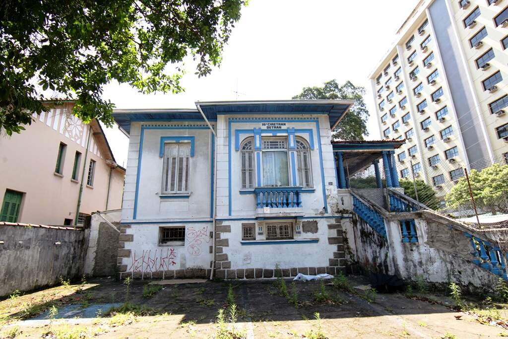 Antigo prédio da Ciretran na Conselheiro Nébias, em Santos, serve de casa para moradores de rua
