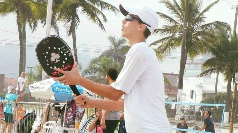 Renzo Testa, de Guarujá, é um dos destaques do torneio de Beach Tennis