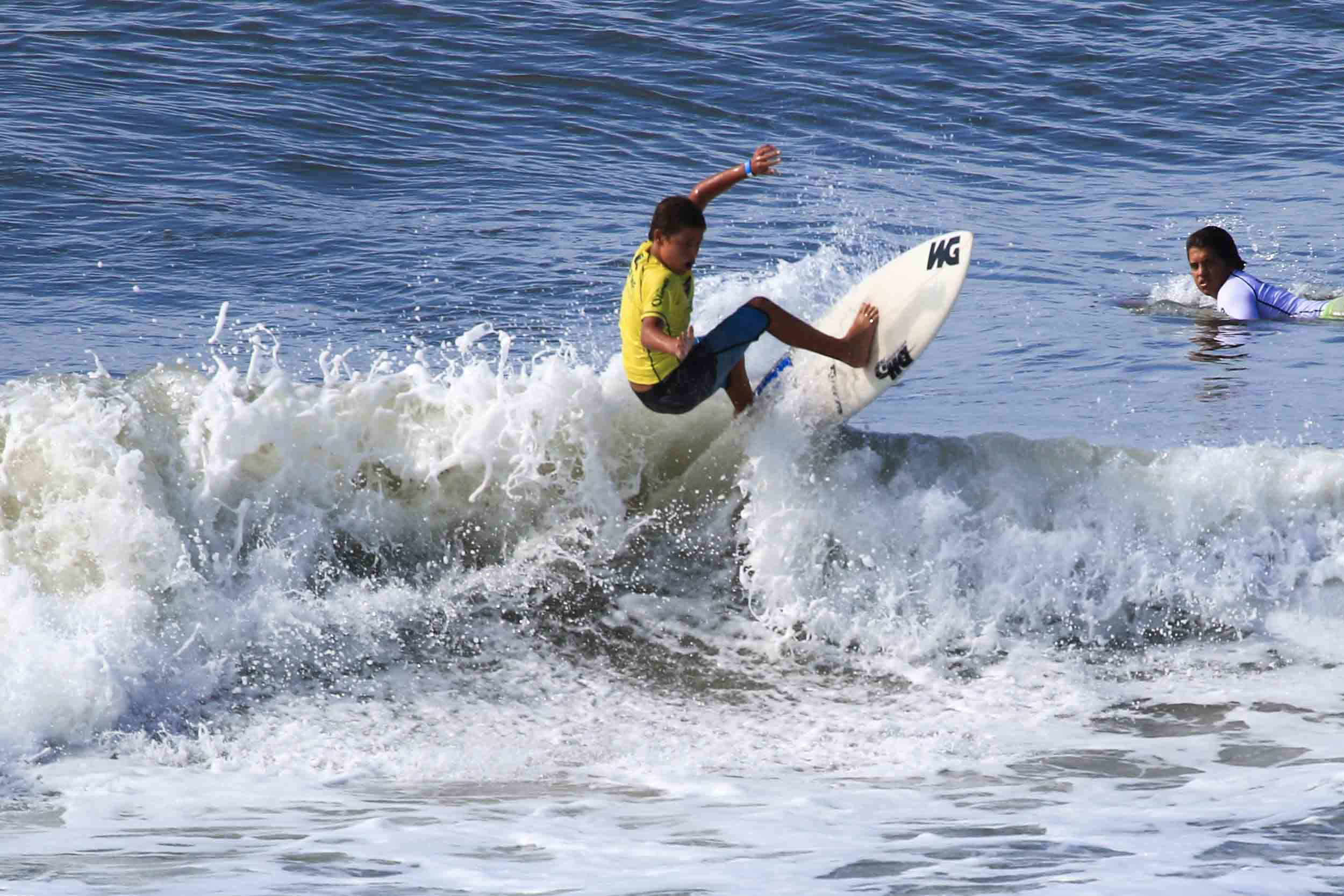 Voltando ao mar depois de meses afastado, surfista de 16 anos se compara como Fênix