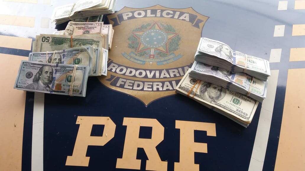 PRF encontrou 84 mil dólares escondidos em carro na Régis Bittencourt 