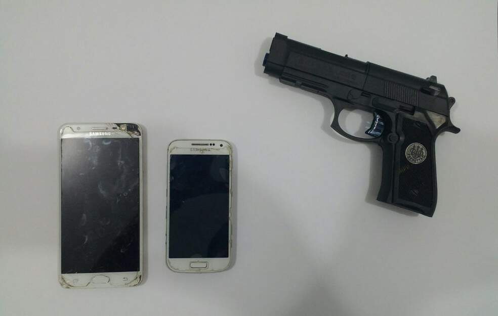 Polícia apreendeu dois celulares e uma réplica de simulacro com trio de criminosos
