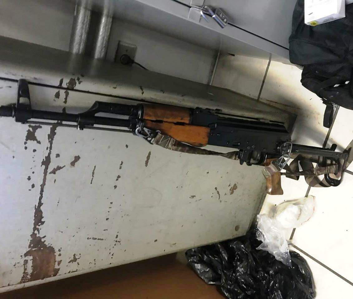 Fuzil AK-47 foi encontrado dentro de uma moradia na Vila dos Pescadores, em Cubatão