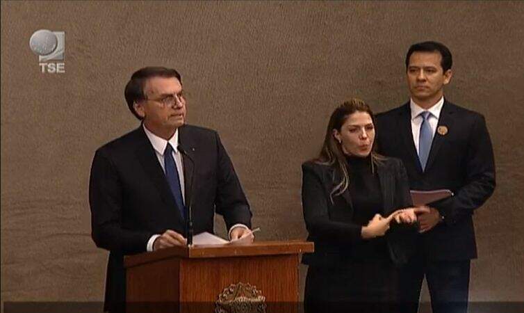 Entrega do diploma a Jair Bolsonaro oficializa o resultado eleição