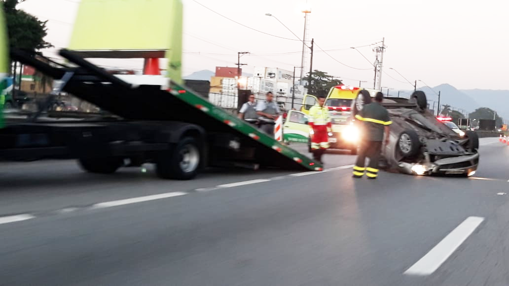 Acidente ocorreu na manhã desta terça-feira (11), em Santos 
