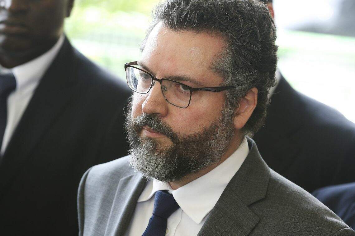 Ernesto Araújo anunciou afastamento do novo governo no Twitter