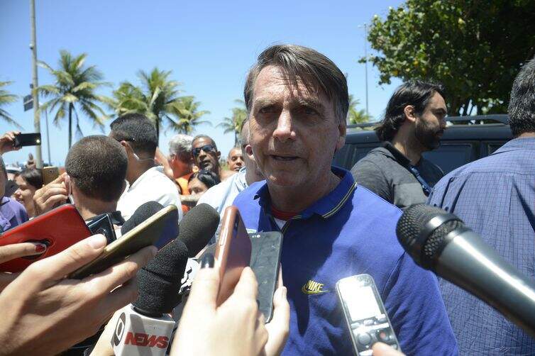 Bolsonaro falou à imprensa na tarde deste domingo, em um quiosque na Barra da Tijuca, no Rio