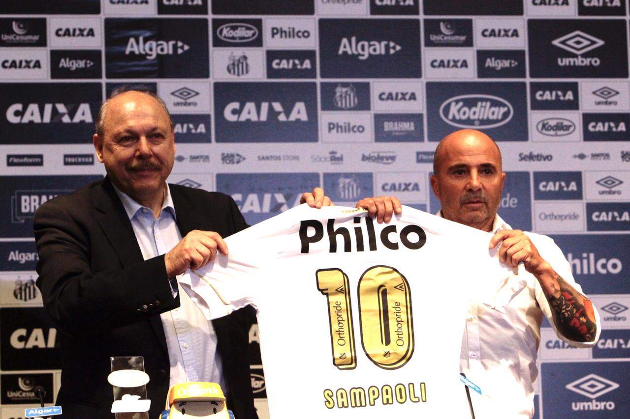 Após fracasso com a Argentina na Copa da Rússia, Sampaoli assinou por dois anos com o Santos