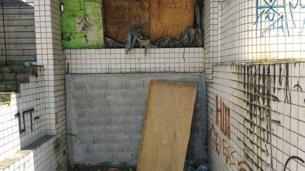 Após exigência da Prefeitura, entrada subterrânea do prédio foi fechada 