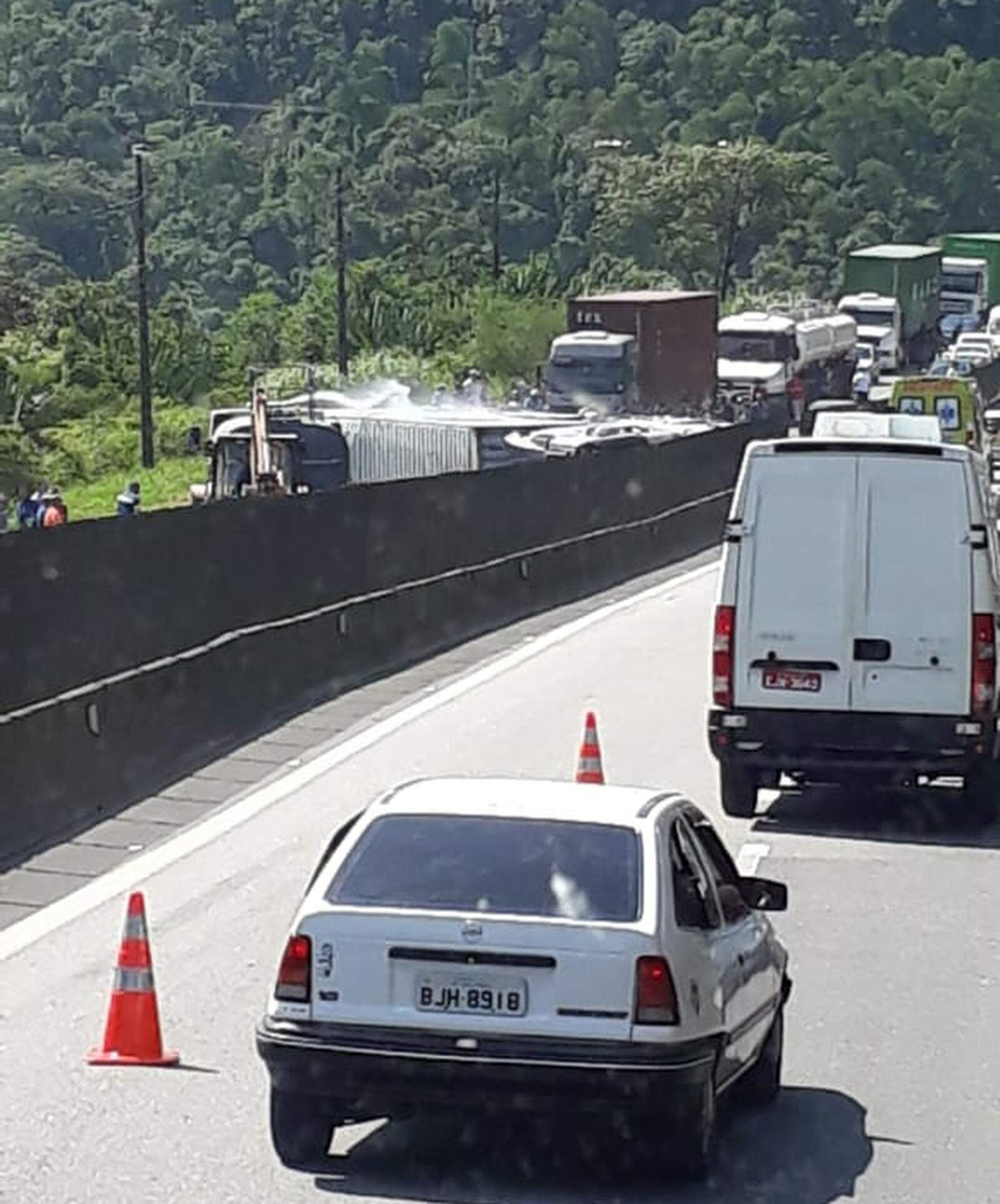 Segundo informações da Ecovias, um caminhão que transportava algodão tombou no meio da pista