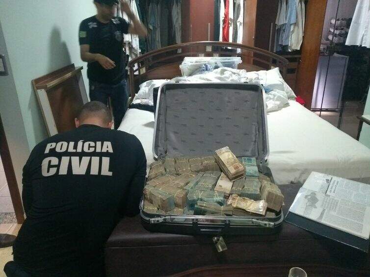 Policiais apreenderam pouco mais de R$ 400 mil e 5 armas de fogo em uma das residências do médium