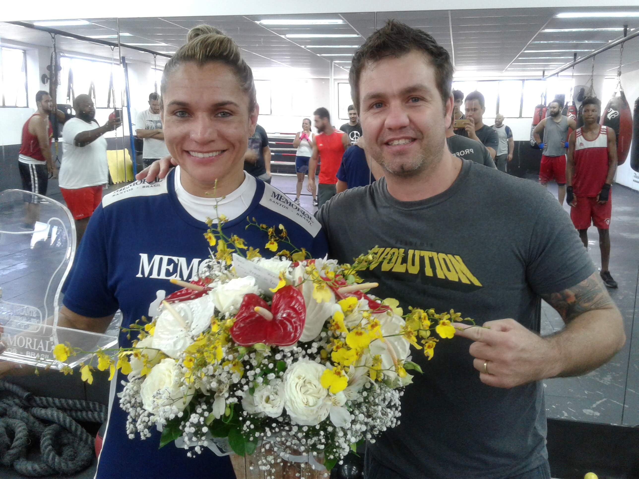 Rose Volante com seu técnico, troféu e flores recebidas na homenagem