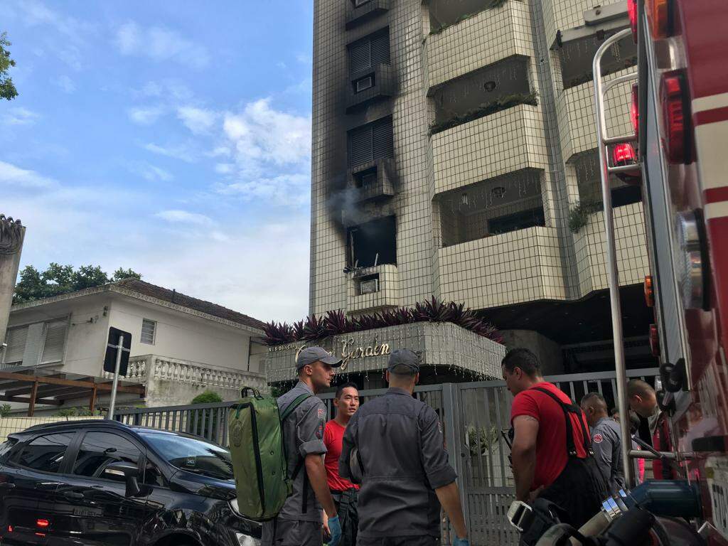 Incêndio destruiu cômodo de apartamento, na manhã deste domingo (23), na Ponta da Praia 