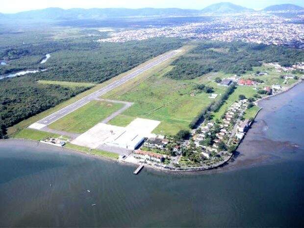  Aeroporto Metropolitano, na Base Aérea de Santos, em Vicente de Carvalho. 