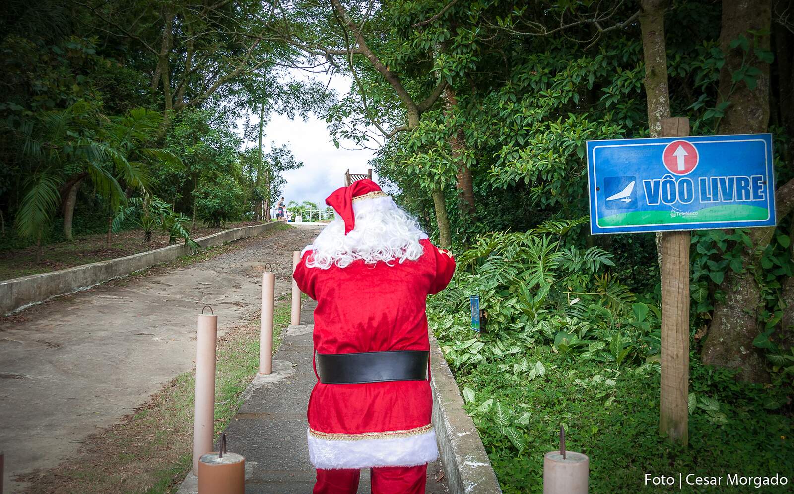 Velho Noel chegou ao Morro da Asa Delta, em São Vicente, de teleférico 