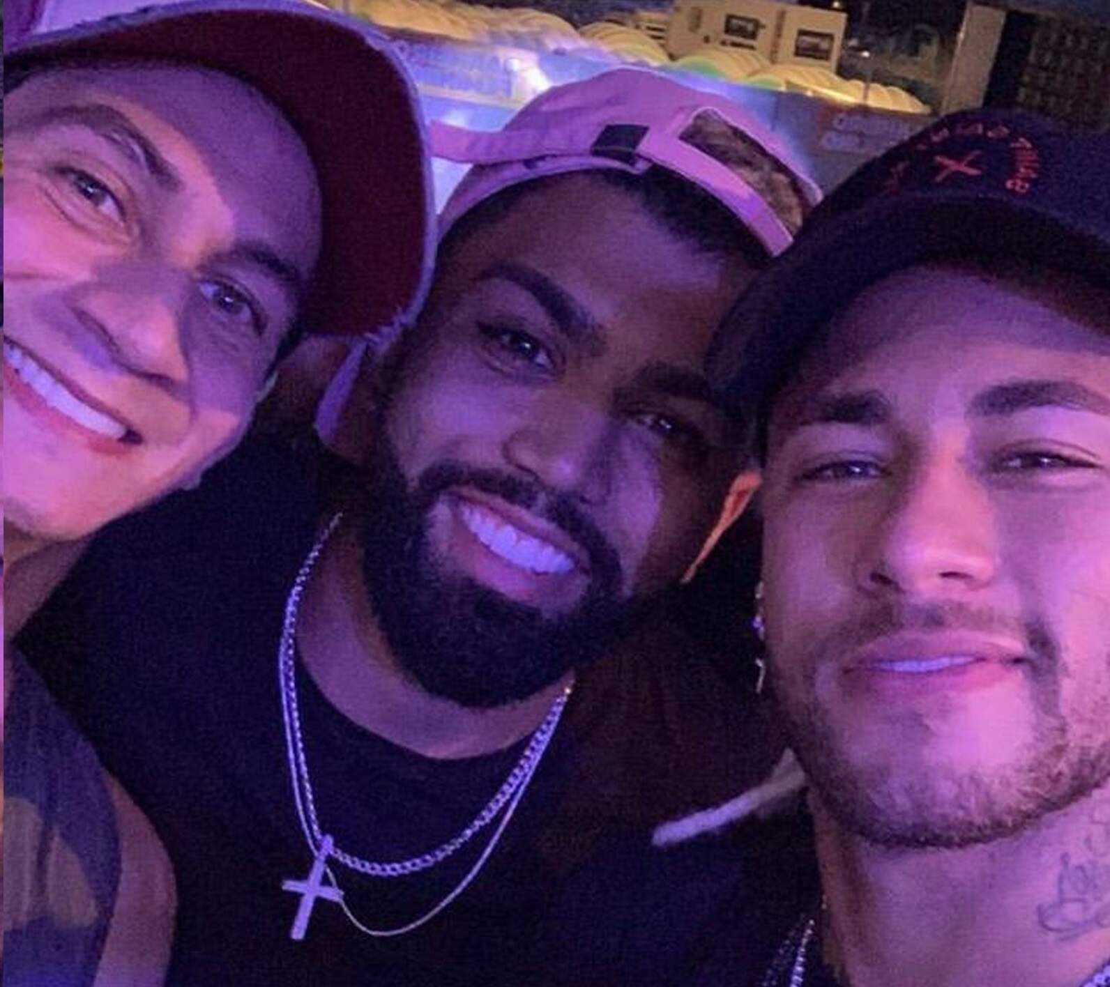 Ganso, Gabigol e Neymar curtiram show juntos em Santos 