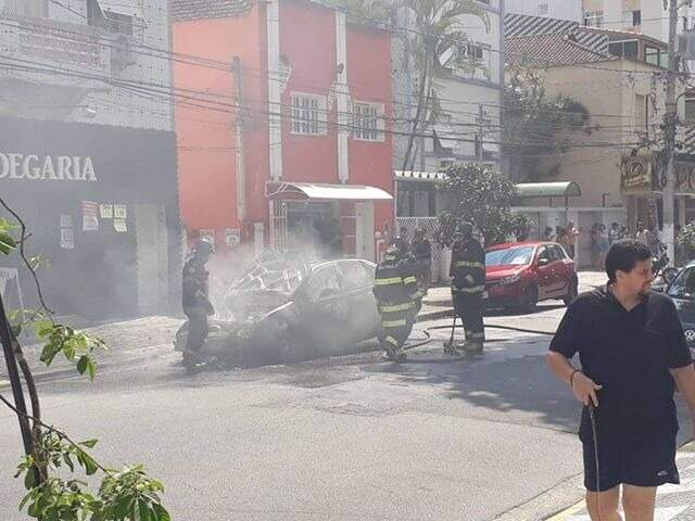Veículo ficou totalmente destruído após pegar fogo na tarde desta sexta-feira (28) em Santos