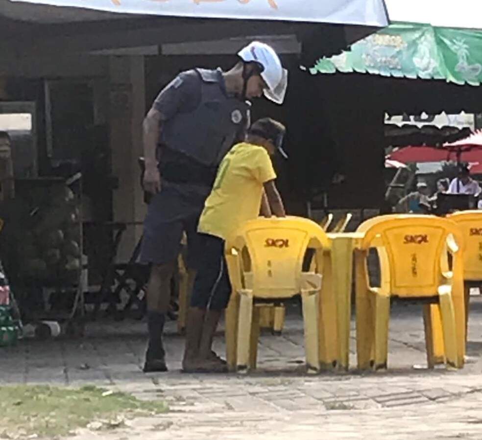 Policial acompanhou o menino a um quiosque em São Vicente 