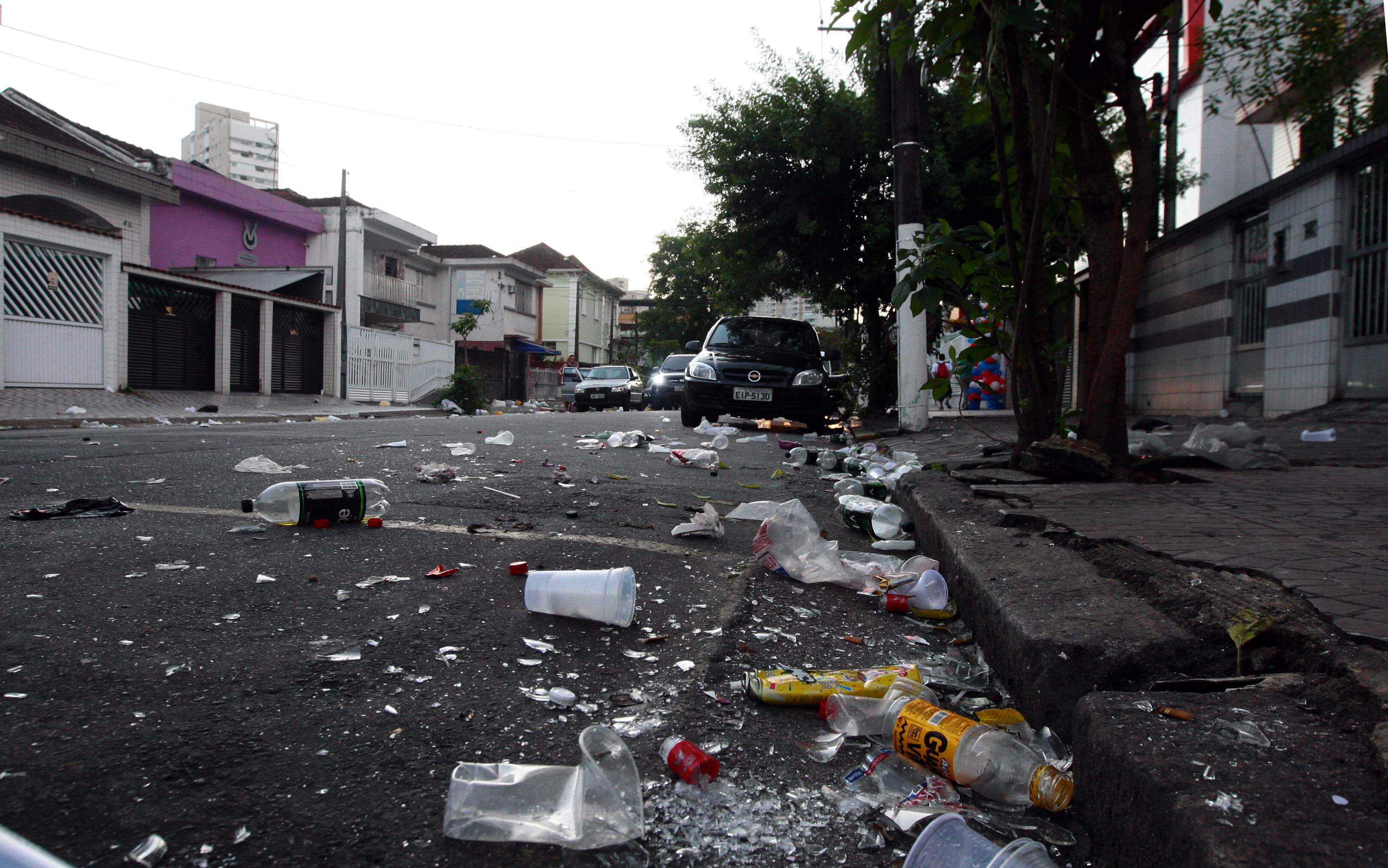 Desfile da Banda da Vila Belmiro assustou foliões e a vizinhança, com assaltos e sujeira nas ruas
