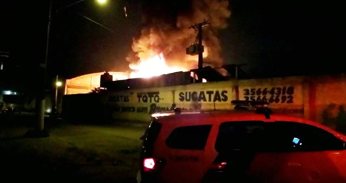 Ferro-velho pegou fogo na madrugada desta terça-feira (1) em São Vicente