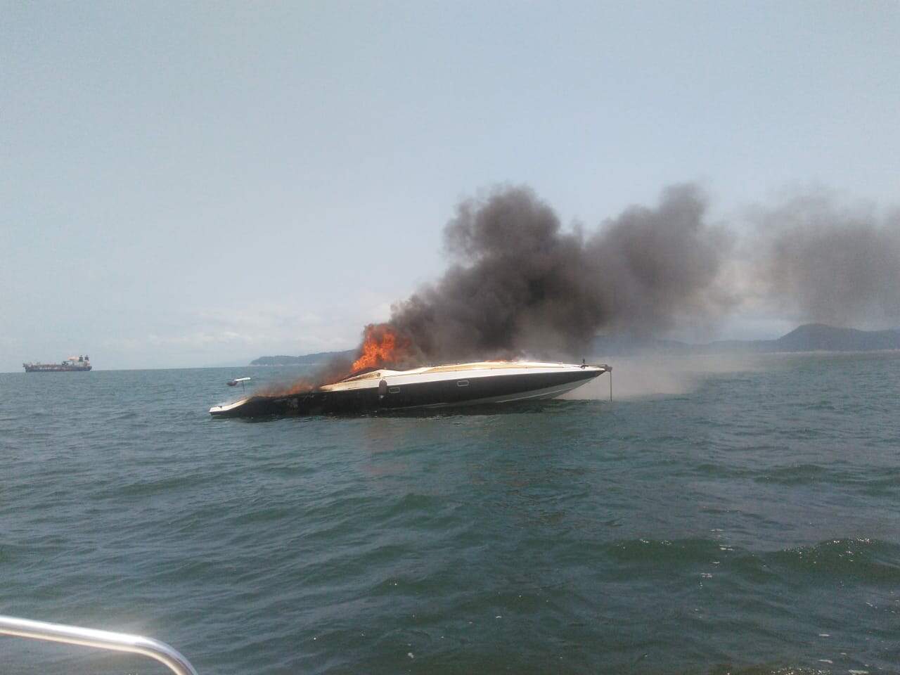 Embarcação foi destruída pelas chamas e acabou afundando no mar