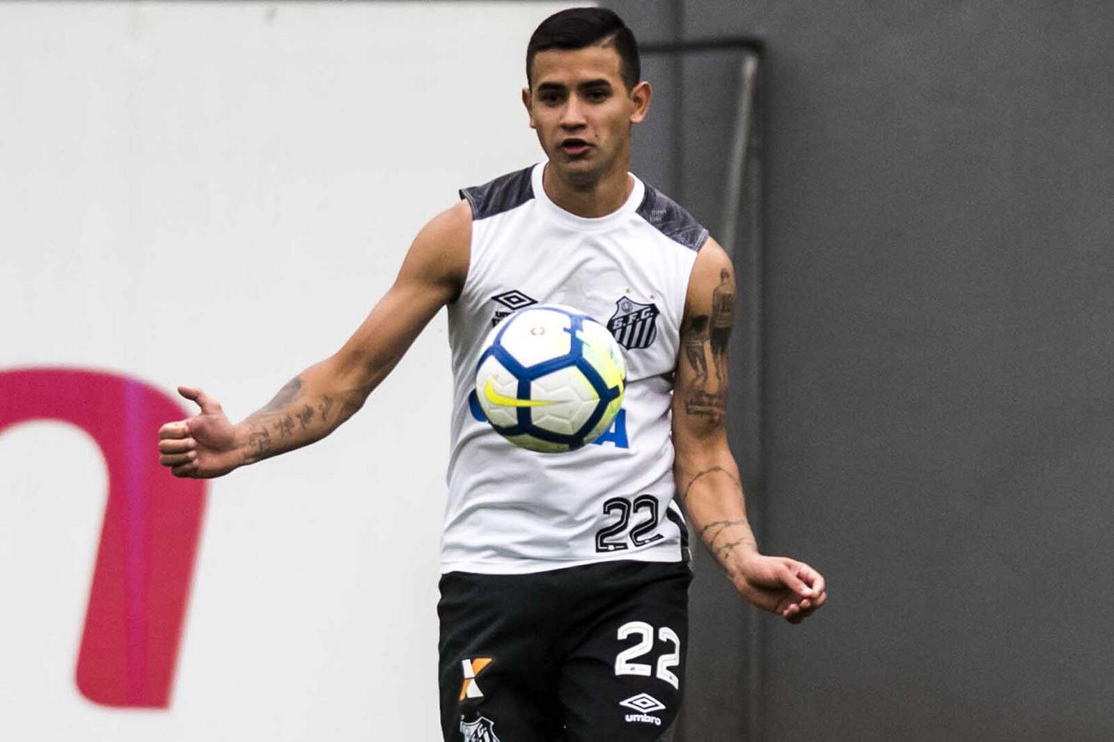 Santos informa que paraguaio não se apresentou por 
