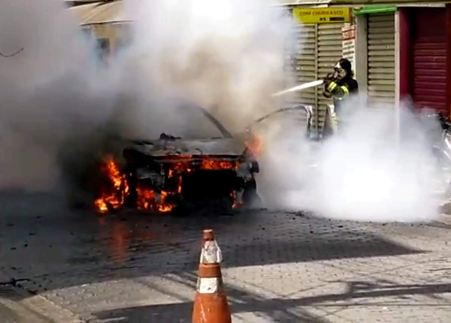 Bombeiros controlaram as chamas que destruiu veículo em Santos 