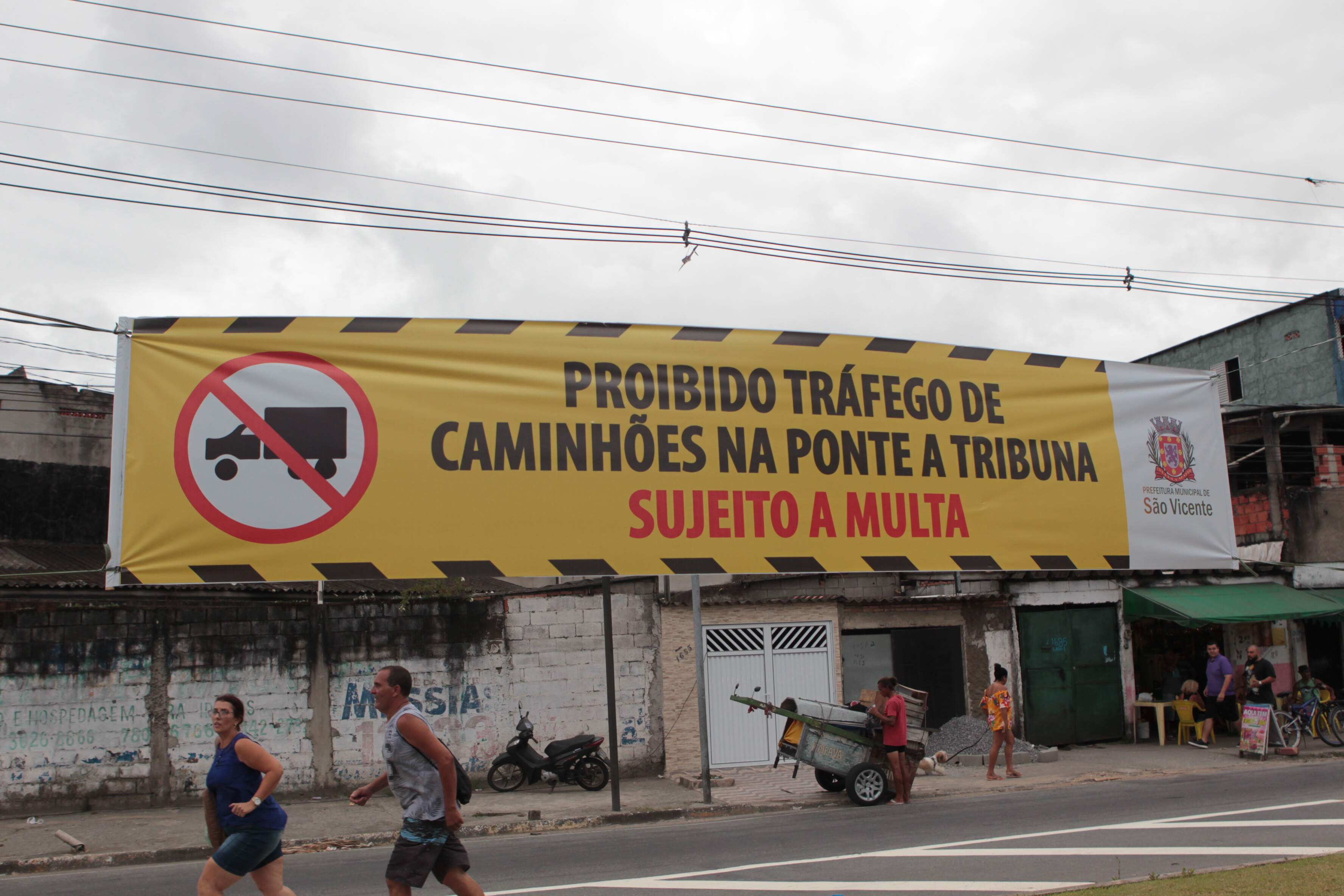 Prefeitura de São Vicente instalou uma faixa no local para alertar aos caminhões sobre proibição